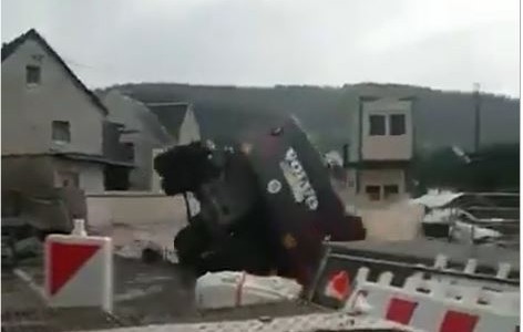 El momento en que un camión cae al agua tras desmoronarse el camino