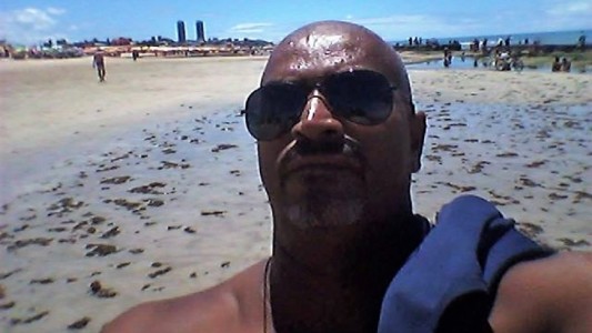 Entró al mar borracho para orinar y lo mató un tiburón