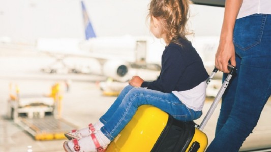 La Corte resolvió que niña de 3 años con autismo regrese a Francia a vivir con su padre denunciado por violencia