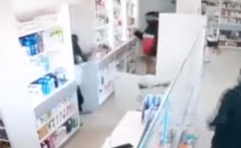 Video: Con un secador de piso se defienden del ladrón en una farmacia