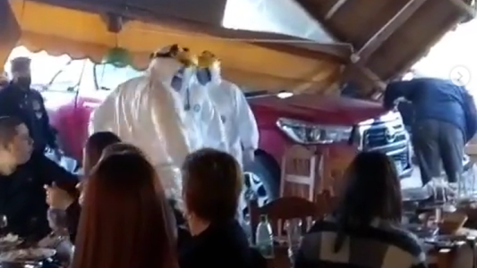 Video: Se equivocó el cambio de marcha y se incrustó en una parrilla llena de comensales