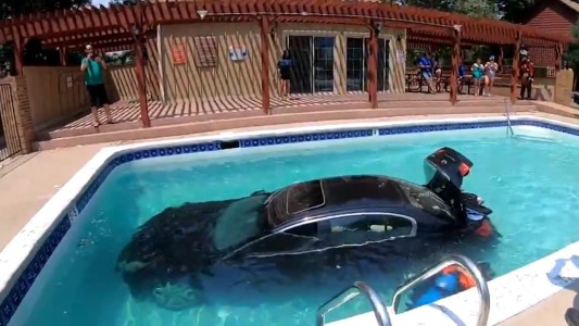 Adolescente descontrolado termina con el auto adentro de una pileta