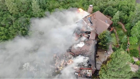 El momento en que las llamas consumen una casa tras un desperfecto en una parrilla