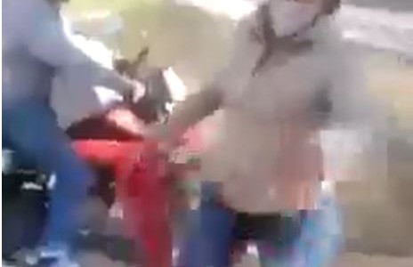 El momento en que sorprende a su mujer y a su mejor amigo entrando a un hotel alojamiento