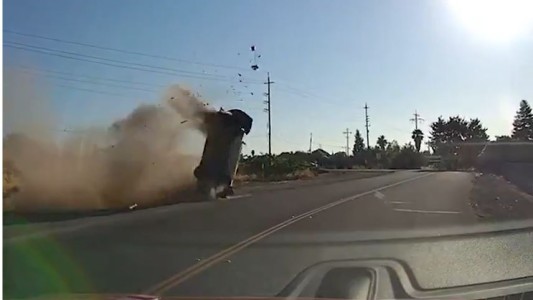 Un auto vuela por el aire sobre la autopista y se estrella sobre el asfalto