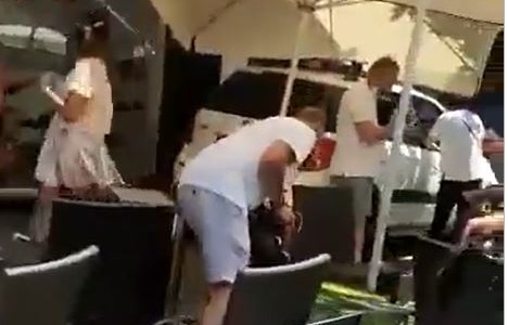 Un conductor atropella a varias personas en la vereda de un bar en Marbella