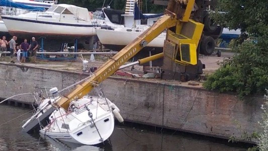 Un yate se hunde tras caerle una grúa encima