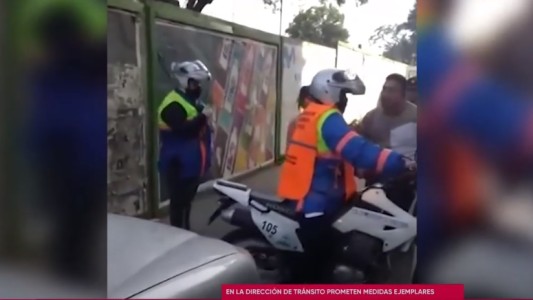 Video: Golpeó a un inspector de tránsito porque multó a su hijo