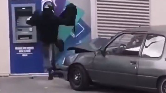 Ladrones torpes: chocan un cajero para robar y destruyen su auto