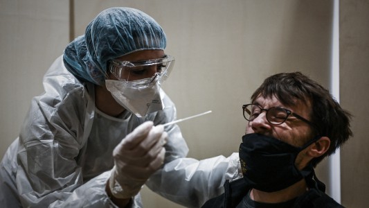 Francia enfrenta una nueva ola de contagios de coronavirus por la variante Delta