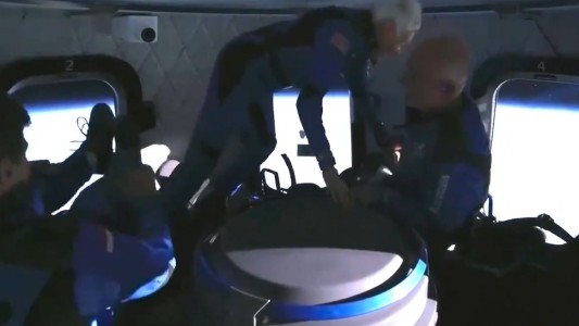 Video: el momento en que Jeff Bezos y los tripulantes entraron al espacio y flotaron en gravedad cero