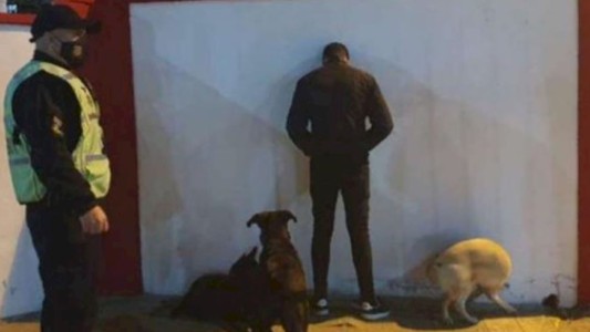 Un mozo se quedó con la tarjeta de un cliente y gastó $80.000 en ropa