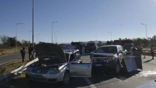 Frenó para ayudar a otra conductora y murió arrollada por una camioneta