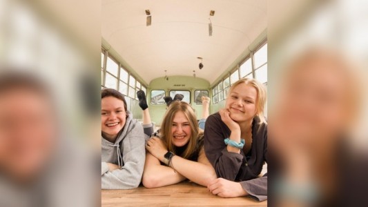 Tres chicas descubrieron que compartían el mismo novio: lo dejaron y se fueron juntas de viaje