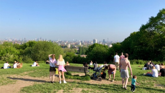 Ola de calor en Inglaterra: un bebé se quemó y perdió la piel de los pies al pisar las baldosas