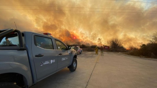 Bomberos combaten un incendio forestal en Córdoba