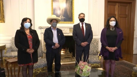 Castillo y presidente saliente dan pie a la transición en Perú