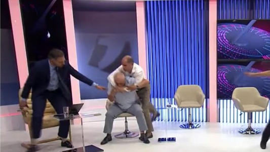 Dos políticos terminan un debate televisivo a las piñas