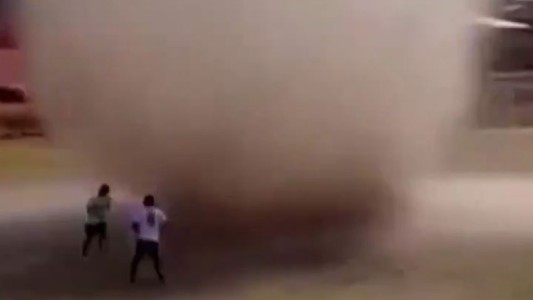 Un enorme remolino 'se traga’ al árbitro de un partido de fútbol