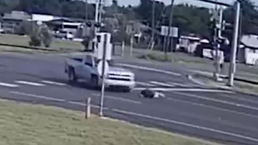 El momento en que un conductor atropella a un peatón y huye