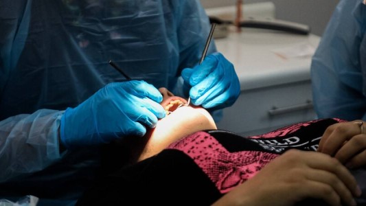 Una mujer se hizo pasar por odontóloga y le sacó 13 dientes a una paciente
