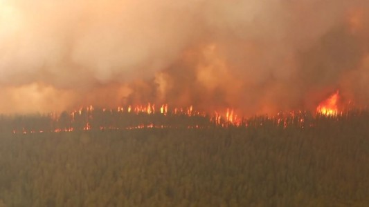 Miles de personas escapan de los incendios forestales en Canadá