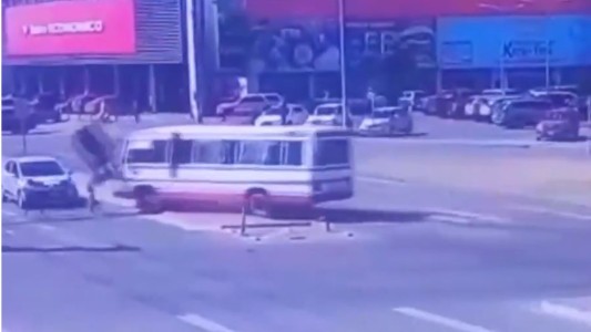 El momento en que un micro choca mientras dos niños cruzan la calle