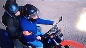 Motochorros armados vestidos de delivery asaltaron a dos mujeres y le robaron el auto a un hombre