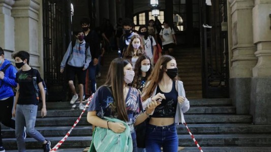 Se robaron 16 pantallas led del Colegio Nacional Buenos Aires: se usaban para dar clases virtuales