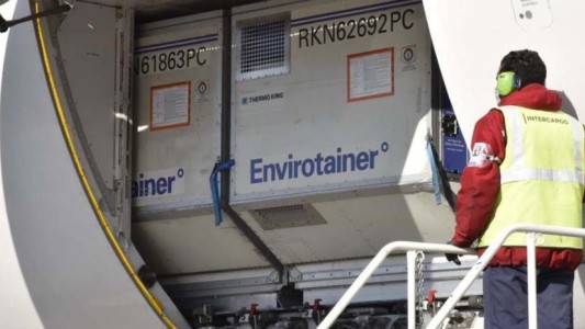 Llegaron más de 800 mil dosis de AstraZeneca para continuar con el plan de vacunación contra el coronavirus