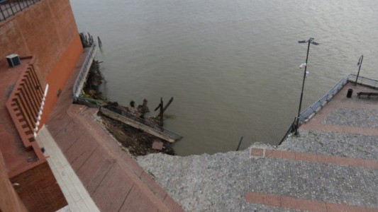 "A veces avisa y otras no": advierten por derrumbes provocados por la bajante del río