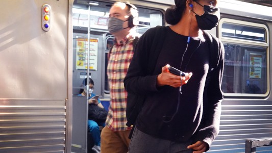 Estados Unidos volvió a recomendar que las personas vacunadas usen barbijos en interiores