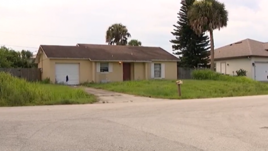 Una mujer encerraba a su hija con autismo en una jaula