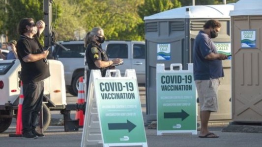 Piden crear un registro de vacunados en el exterior