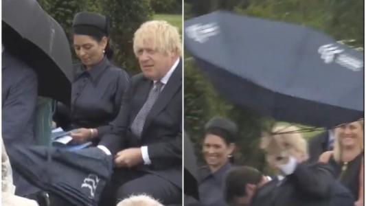El divertido video de Boris Johnson luchando contra su paraguas