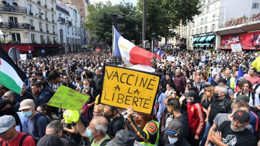Disturbios, detenidos y reclamos: 200.000 personas se manifiestan en Francia contra el pasaporte sanitario
