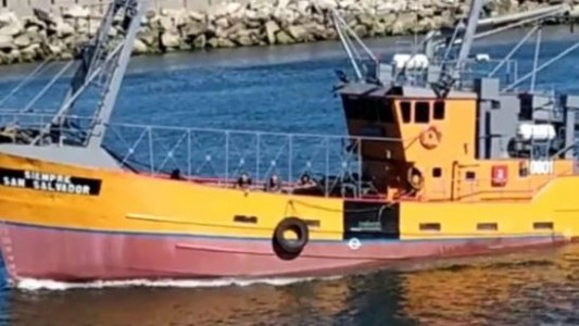 Se hundió un barco pesquero en Mar del Plata y tuvieron que rescatar a sus ocho tripulantes