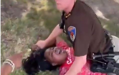 Indignación por policía que inmoviliza en el suelo a una joven