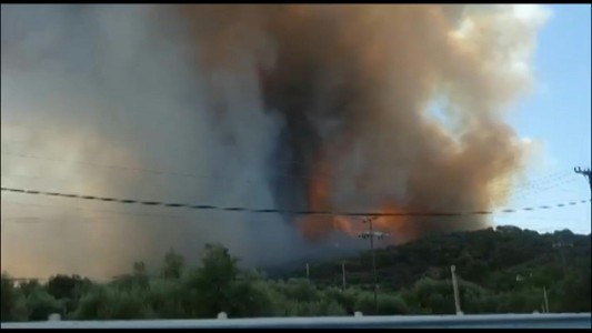 Evacúan cinco pueblos por los incendios sin control en Grecia