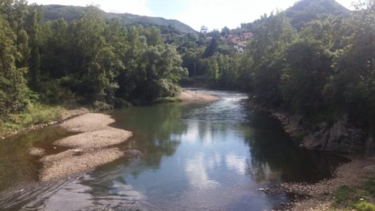 Apareció muerto en un río un nene de 5 años: tres detenidos, entre ellos un chico de 13