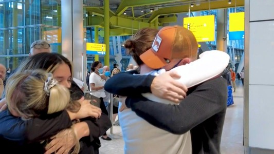 Así fueron los reencuentros en un aeropuerto tras un año de restricciones