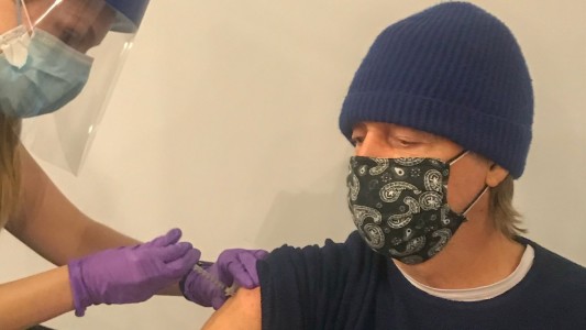 Paul McCartney comparte su foto recibiendo la vacuna para fomentar campaña contra la Covid-19