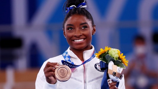Simone Biles ganó el bronce en barra de equilibrio en Tokio 2020