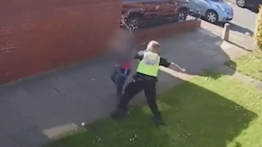 Un policía fue condenado por golpear brutalmente a dos personas