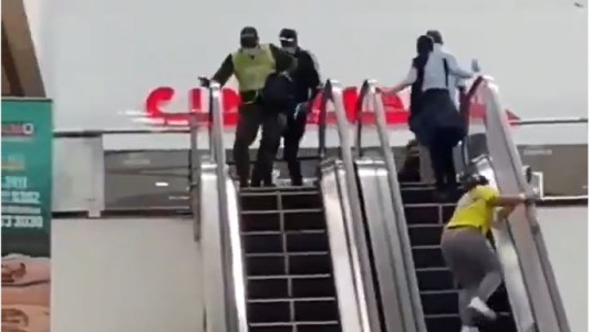 Ladrón disfrazado de policía roba un bolso con dólares en un shopping