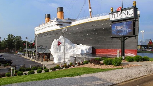 Se derrumbó una réplica de un iceberg en el Museo del Titanic y varias personas terminaron hospitalizadas