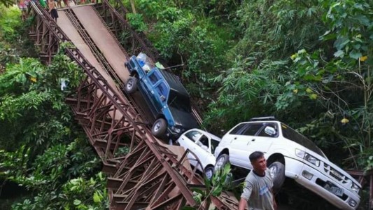 Así colapsó un puente cuando pasaban varios vehículos