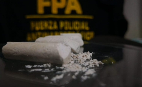 Dos detenidos en una jugada de pizarrón: estiraban cocaína con tiza, pero se les acabó el recreo