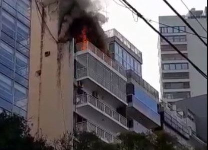 Bomberos combaten un incendio en una torre en Palermo