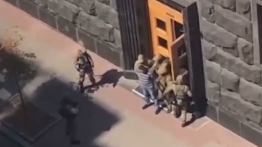 Un hombre amenaza con detonar una granada en la sede del gobierno de Ucrania